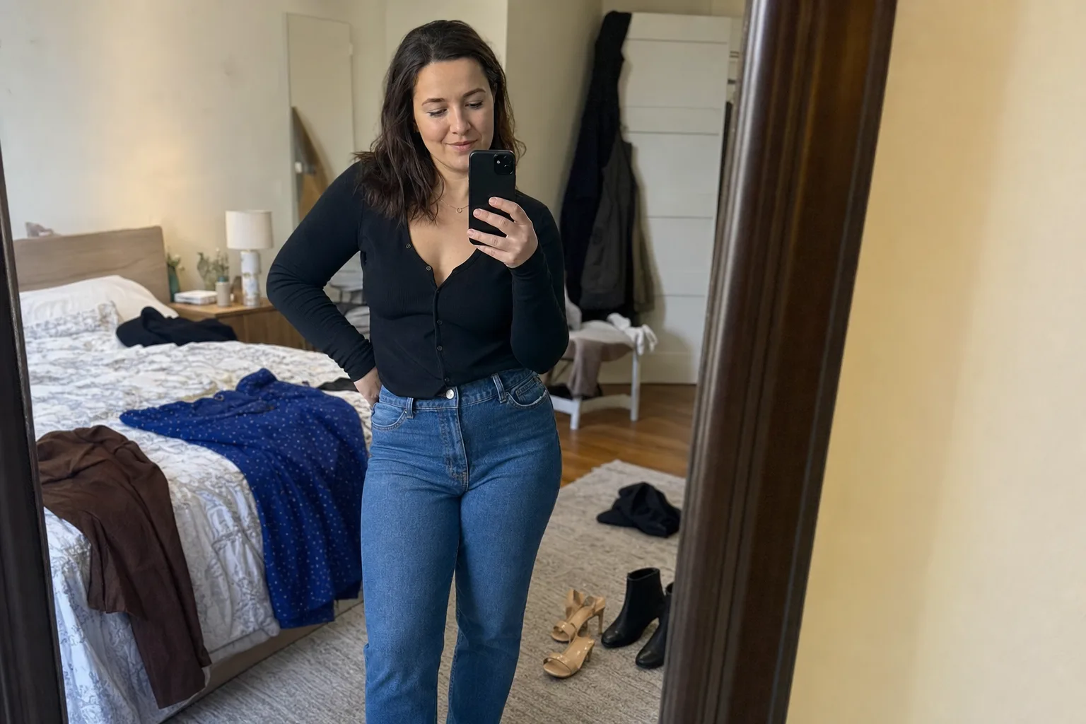 A candid personal photo illustrating live chat dating advice for the situation you are in.